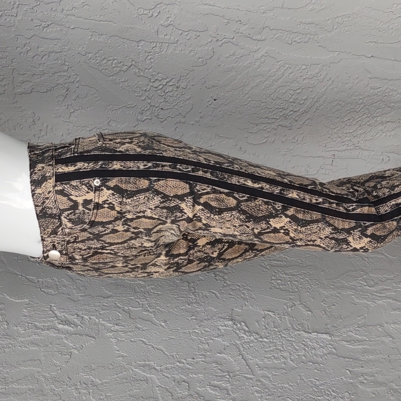 Hailee c Ladies Reptilian Designed Stretch Fabric Jeans - Picture 11 of 17